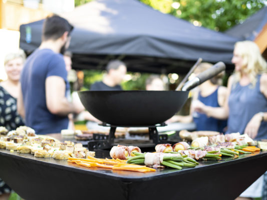 Grillen mit dem Feuerplattengrill BigQube Wood von BlackBull