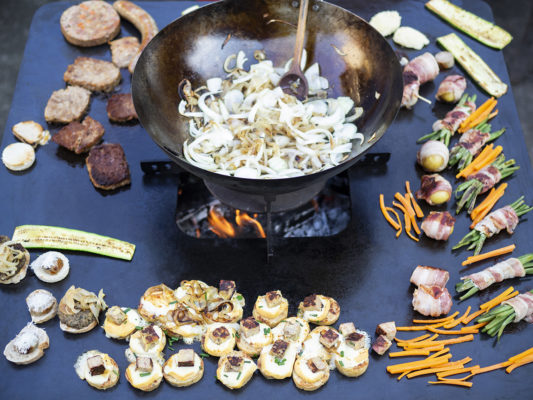 Grillen mit dem Feuerplattengrill BigQube Wood von BlackBull