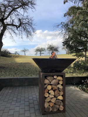 Gătit la grătar cu grătarul cu plită BigQube Wood de la BlackBull