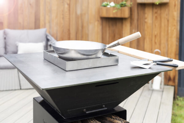 QubeFrame mit Wok für BigQube Feuerplattengrill