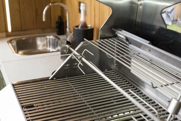 Outdoorküche Gasgrill Rotisserie, Drehspieß, Edelstahl-Grillrost, Grill-Beleuchtung, Outdoorkueche mit Gasgrill, Modulare Outdoorküche, Outdoor Küchen, Aussenküche, Outdoorkitchen, KitchenBlock, Junior Monolith Keramikgrill