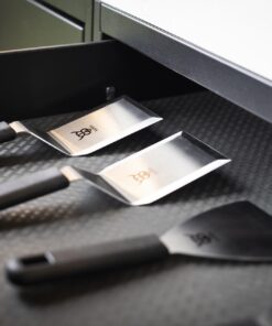Outdoorküche Gasgrill Rotisserie, Drehspieß, Edelstahl-Grillrost, Grill-Beleuchtung, Outdoorkueche mit Gasgrill, Modulare Outdoorküche, Outdoor Küchen, Aussenküche, Outdoorkitchen, KitchenBlock, Junior Monolith Keramikgrill, Schublade, Grill-Spachtel